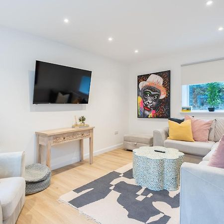 The Pinkish House - 4 Bed Home In The Town Centre 블래어고리 외부 사진