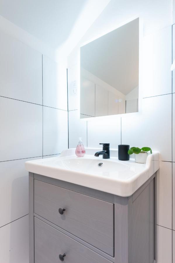 The Pinkish House - 4 Bed Home In The Town Centre 블래어고리 외부 사진