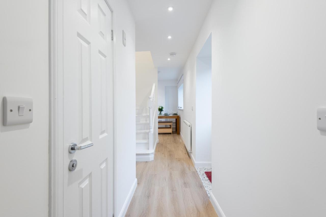 The Pinkish House - 4 Bed Home In The Town Centre 블래어고리 외부 사진