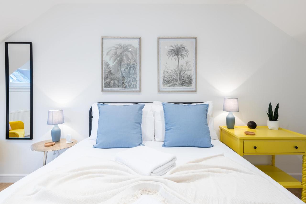 The Pinkish House - 4 Bed Home In The Town Centre 블래어고리 외부 사진