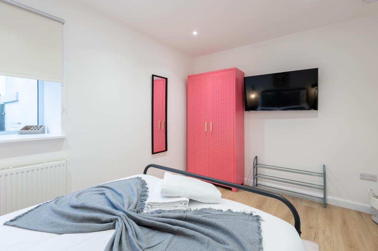 The Pinkish House - 4 Bed Home In The Town Centre 블래어고리 외부 사진