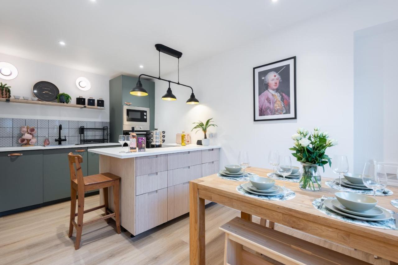 The Pinkish House - 4 Bed Home In The Town Centre 블래어고리 외부 사진