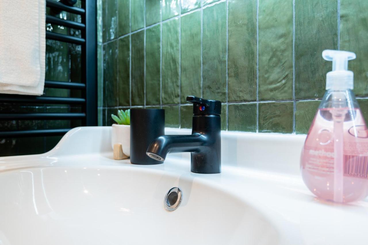 The Pinkish House - 4 Bed Home In The Town Centre 블래어고리 외부 사진