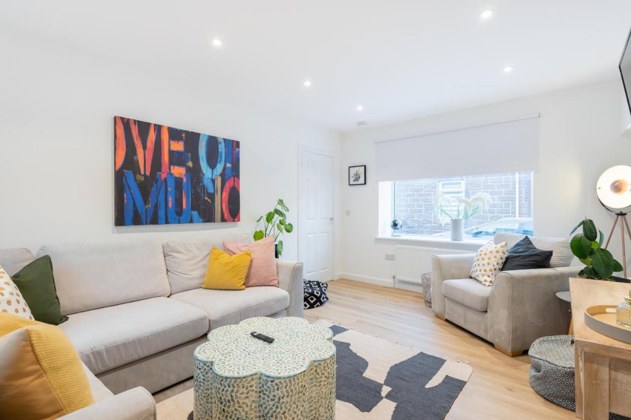 The Pinkish House - 4 Bed Home In The Town Centre 블래어고리 외부 사진
