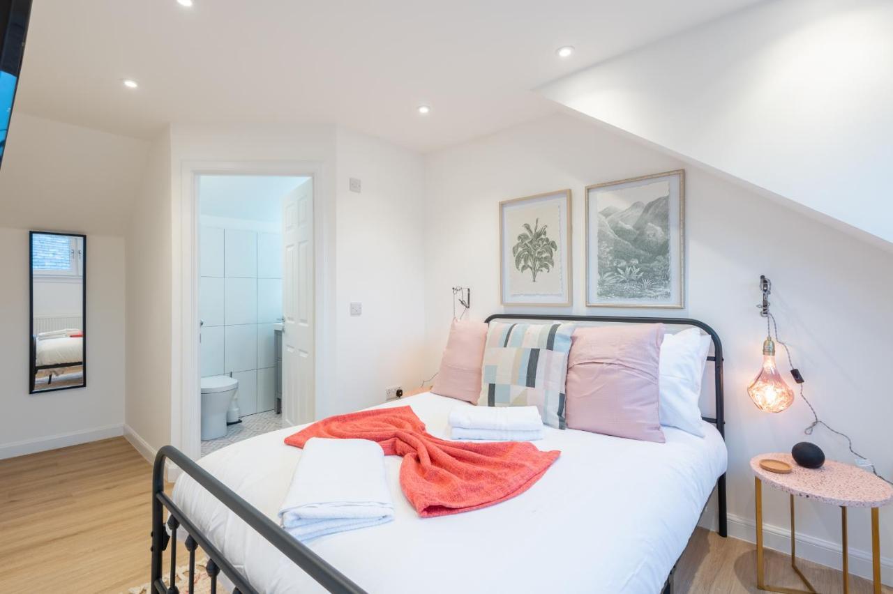 The Pinkish House - 4 Bed Home In The Town Centre 블래어고리 외부 사진