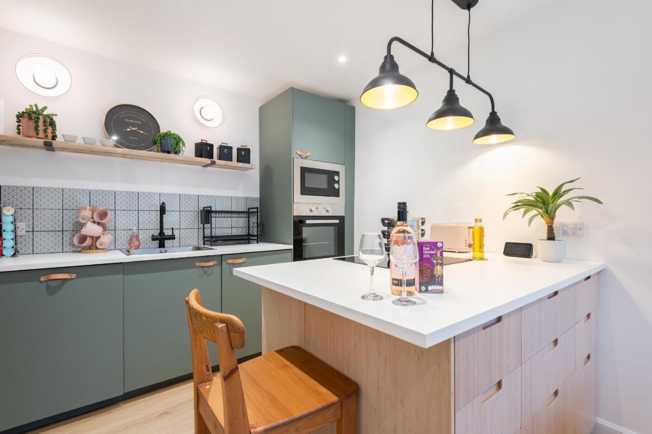 The Pinkish House - 4 Bed Home In The Town Centre 블래어고리 외부 사진